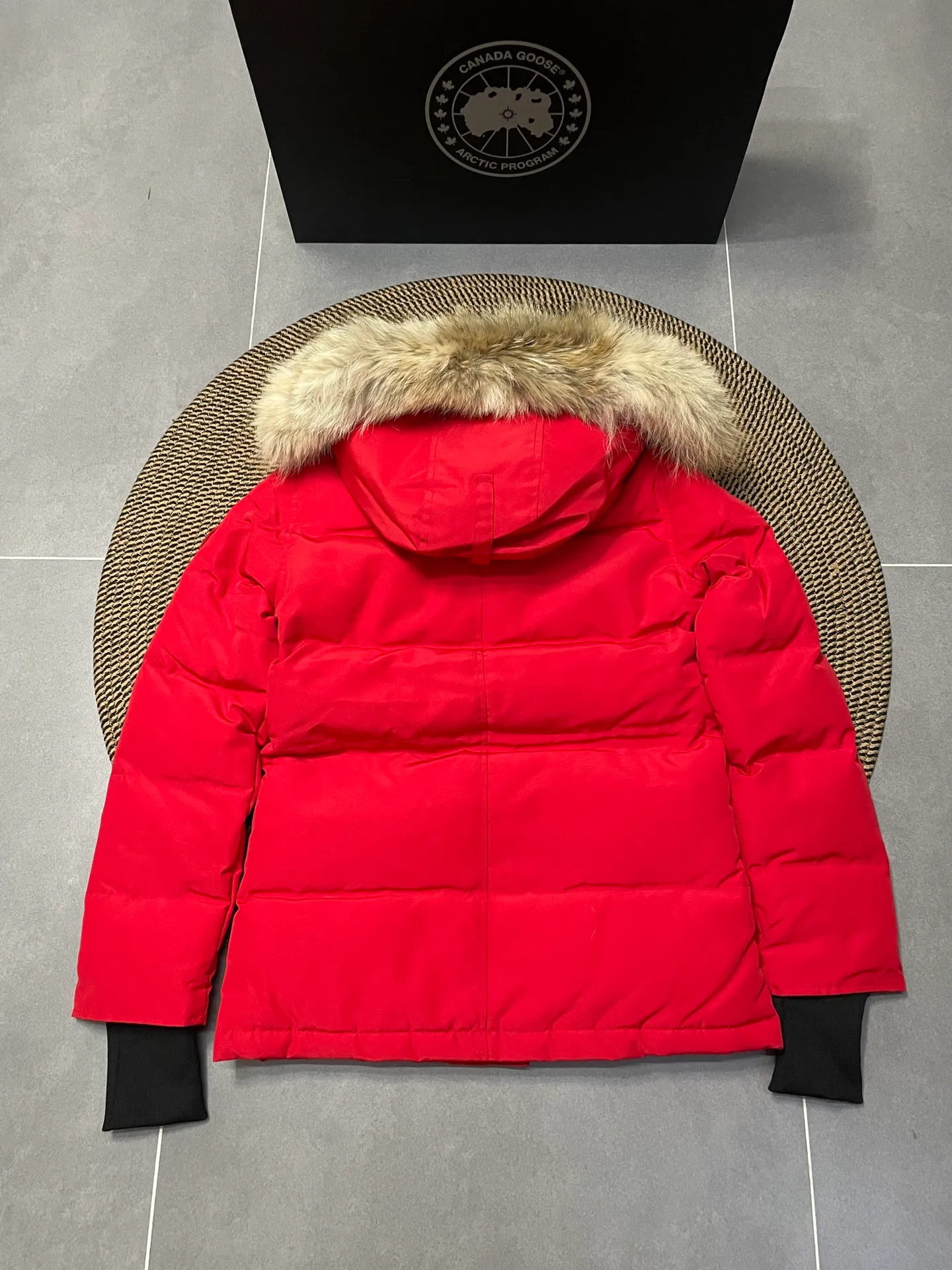P880 Canadian CANADA GOOES 04 model/women's model. Both the Arctic and Antarctic scientific expedition teams and others choose Canada Goose as their cold-proof equipment. They are the Rolls-Royce of down jackets.  ➖ Industry-leading anti-counterfeiting chip sensing.  ➖ Imported Behringer embroidery machines and customized embroidery labels, the highest level and industry leading.  ➖ Imported Korean 21-count polyester-cotton blended original fabric, TC85 waterproof coated fabric, water-repellent, windproof and wear-resistant.  ➖ The new national standard 80 white duck down is filled with an average of 520 grams of down. The amount of down filled is industry-leading.  ➖ 100% nylon lining with double double-layer sealing design to prevent velvet running, and seamless thread design on the cuffs!  ➖ Western Canadian Green Wolf Collar.  ➖ Yoshida YKK provides original factory-customized electroplated sliders. YKK two-way lockable zippers are tight and smooth and do not peel off paint.  ➖ 3M composite Velcro is durable and the accessories and hardware are all custom-made. Only for the purest goose, the most dedicated, the most professional, the highest quality, the highest cost performance!    SIZE:XS-XXL